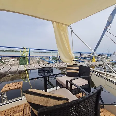 Lupa - La Flotta Di Willy Gio Hotel en barco *